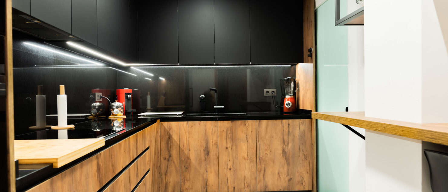 reforma de cocina combinacion madera y negro