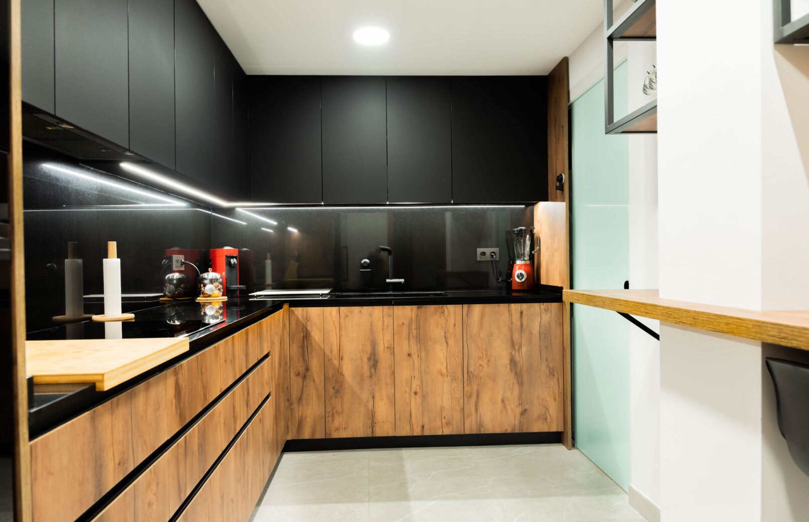 reforma de cocina combinacion madera y negro
